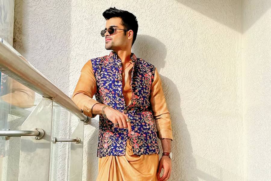 বাঙালির অষ্টমীর পোশাক মানেই পাঞ্জাবি। পাঞ্জাবি ছাড়া যেন অসম্পূর্ণ বাঙালির অষ্টমীর সাজ। পাঞ্জাবি পরে নিজের প্রেমিকার সঙ্গে অঞ্জলি না দিলে তো পুরো পুজোটাই বৃথা। 