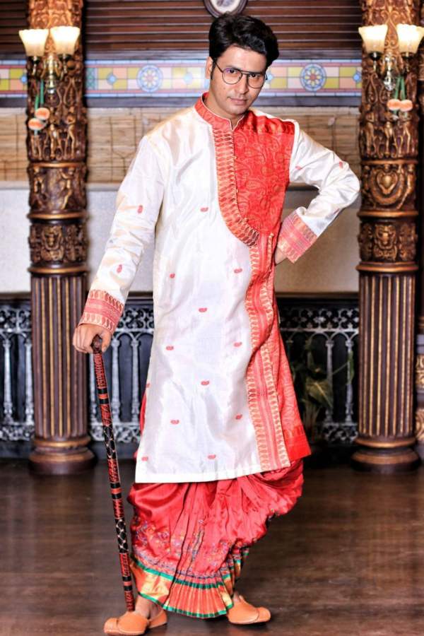 কোঁচা করা ধুতির সঙ্গে পাঞ্জাবি পরলে তো কথাই নেই। পুরো বাঙালি বাবু। তবে ধুতি যে পরতেই হবে এমন কথা নেই। আপনি পাজামা বা অন্য কিছুর সঙ্গেও পরতে পারেন পাঞ্জাবি। 