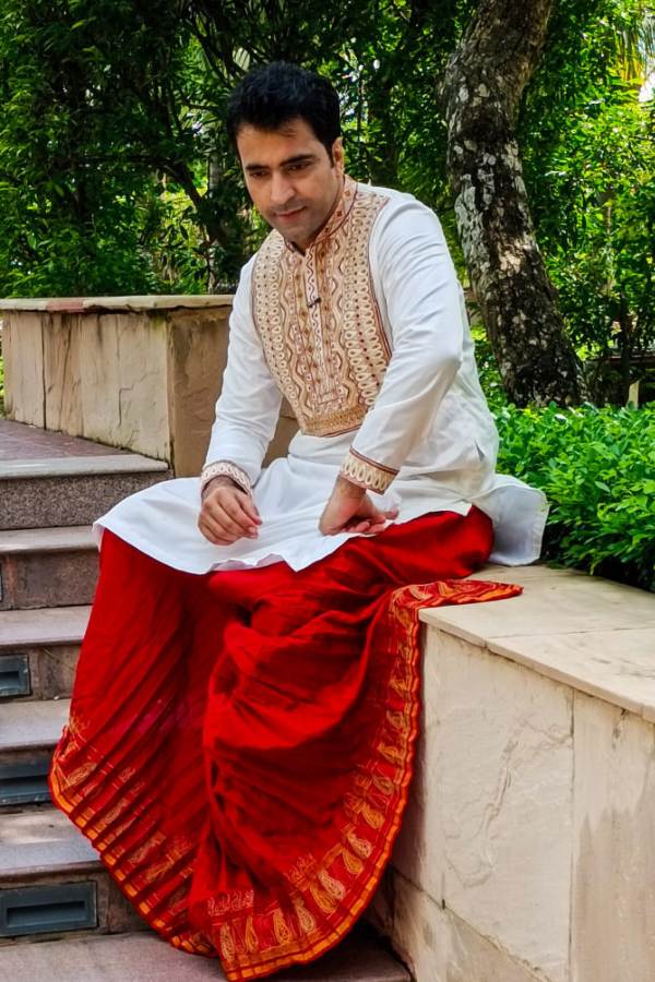 শুধু তো পাঞ্জাবি পরলেই হল না। তার সঙ্গে চাই মানানসই গয়না। গয়না পরলে কিন্তু আদতে পুরুষদের ভালই লাগে। তার প্রমাণ তো আমাদের পূর্বপুরুষরাই। 