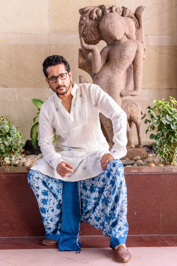 এক সময়ে কিন্তু পুরুষদের গয়না পরার ব্যপারটা মেয়েদের গয়না পরার মতোই সাধারণ বিষয় ছিল। 