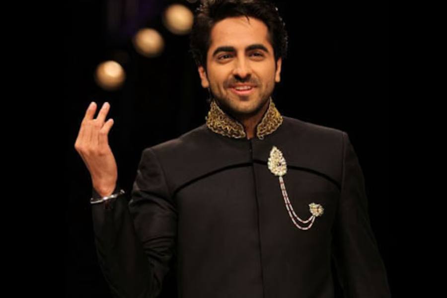 ব্রোচ: আপনি যদি বেশি গয়না পরতে স্বাছন্দ বোধ না করেন, তা হলে কেবল ব্রোচ করতে পারে কামাল। পাঞ্জাবির উপরে বুকের বাঁ দিকে বা ডান দিকে যে দিকে ইচ্ছা লাগিয়ে নিন এটি। দেখবেন আপনার সাজে আসবে আভিজাত্যের ছোঁয়া। ব্রোচ আপনি সোনার কিনতে পারেন বা চাইলে অন্য কোনও ধাতুরও হতে পারে। 