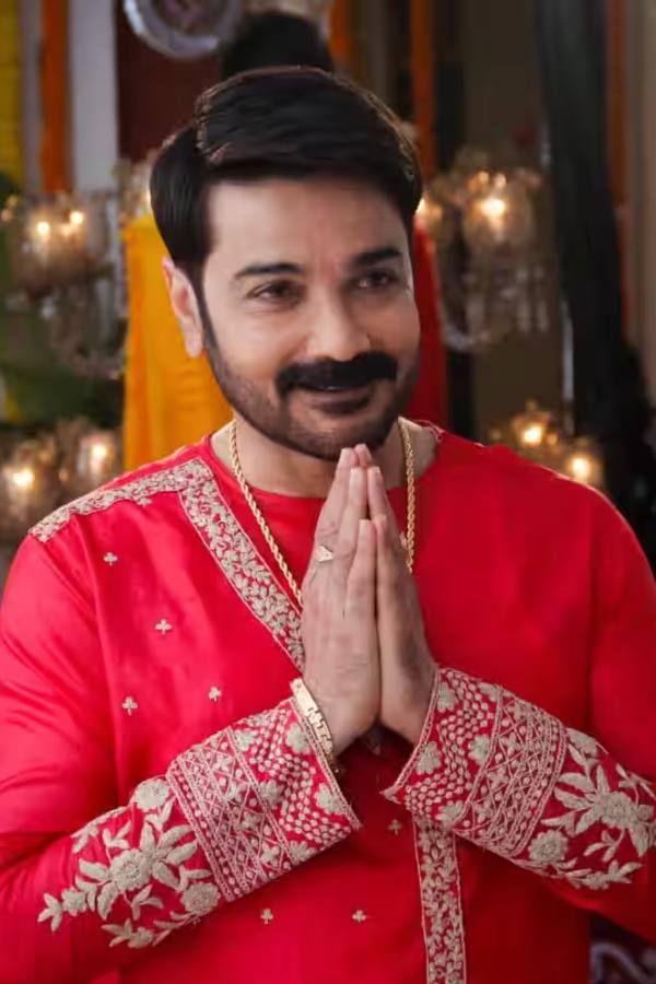 হার: পাঞ্জাবির উপরে একটি হার থাকলে কিন্তু দারুণ মানায়। ধুতি-পাঞ্জাবি পরলে গলায় রাখুন একটি সরু সোনার হার। আর যদি পরেন শেরওয়ানি, তা হলে কিন্তু বড় মুক্তোর হারও পরতে পারেন। 