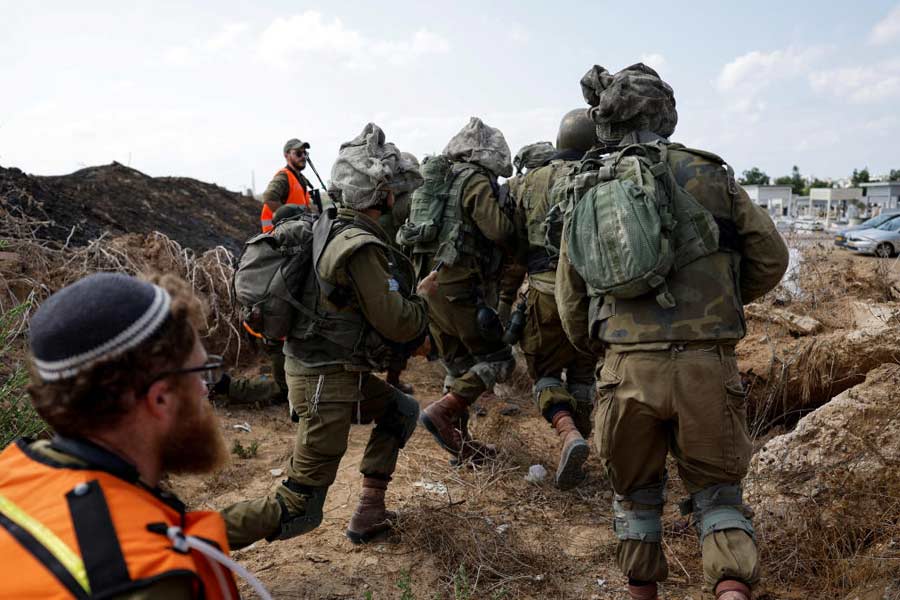 প্যালেস্তিনীয় সশস্ত্র গোষ্ঠী হামাসের সঙ্গে চলতি সংঘাতে ইজ়রায়েলের পাশেই দাঁড়িয়েছে বন্ধুরাষ্ট্র আমেরিকা। বুধবারই ওয়াশিংটন থেকে অত্যাধুনিক অস্ত্র, গোলাবারুদ ভর্তি বিমান পৌঁছে গিয়েছে ইজ়রায়েলের দক্ষিণ প্রান্তের নেভাটিম বিমানঘাঁটিতে।