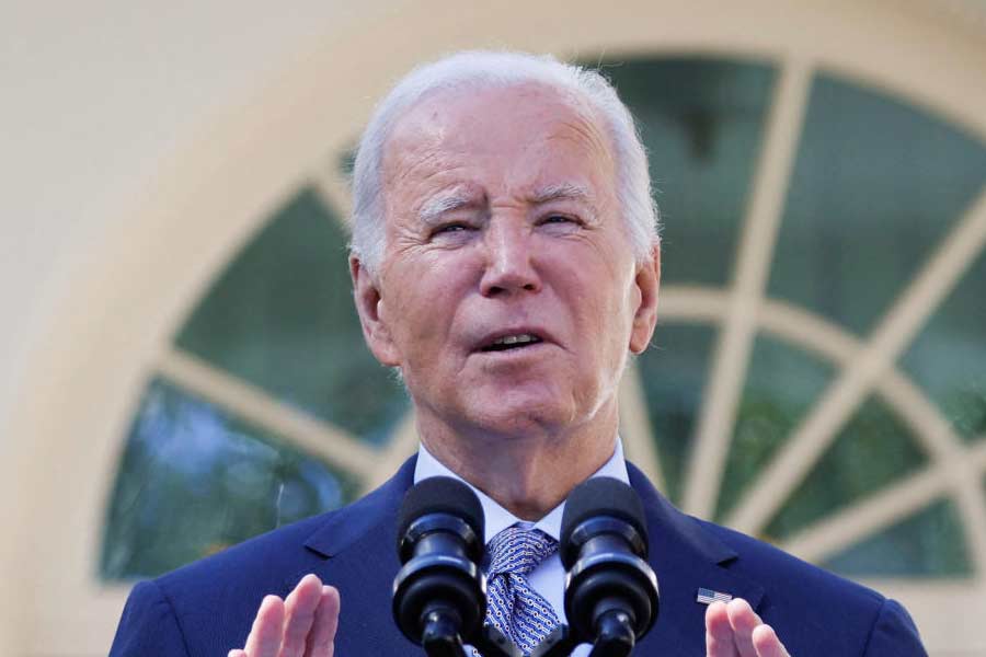 যুদ্ধ পরিস্থিতির সূচনাতেই মৌখিক ভাবে ইজ়রায়েলের পাশে দাঁড়ানোর কথা জানিয়েছিল আমেরিকা। পরে ইহুদিপ্রধান দেশটির প্রধানমন্ত্রী বেঞ্জামিন নেতানিয়াহুর সঙ্গে ফোনেও কথা হয় আমেরিকার প্রেসিডেন্ট জো বাইডেনের।