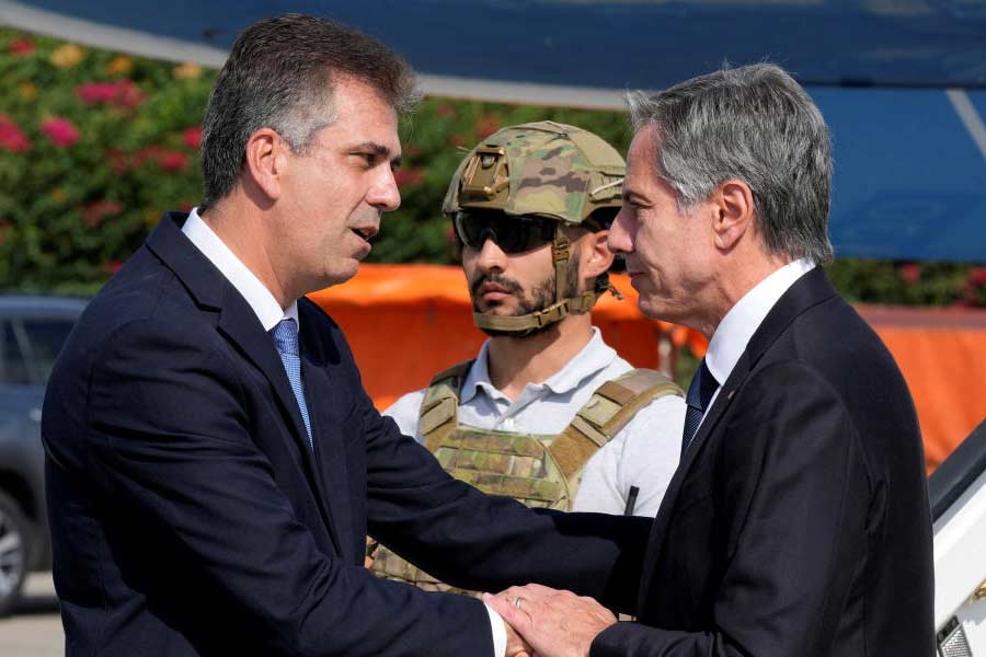 বুধবারই বাইডেনের দূত হয়ে ইজ়রায়েলে পৌঁছেছেন আমেরিকার বিদেশসচিব অ্যান্টনি ব্লিঙ্কেন। ইজ়রায়েলি প্রশাসনের একাধিক শীর্ষ আধিকারিকের সঙ্গে বৈঠক করবেন তিনি।