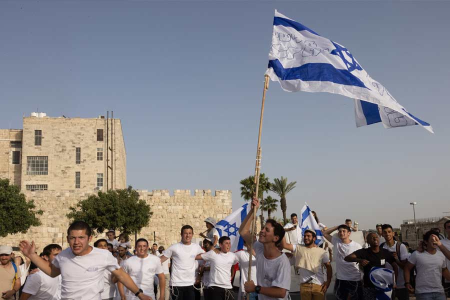 তবে ইজ়রায়েলের প্রতি আমেরিকার এই সমর্থন নতুন কোনও ঘটনা নয়। ইজ়রায়েল রাষ্ট্রের গোড়ার দিন থেকেই আমেরিকা ‘ত্রাতা’ হিসাবে ধরা দিয়েছে ইজ়রায়েলবাসীর কাছে।