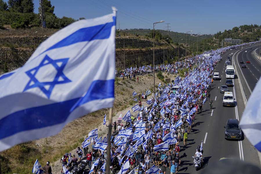 জার্মান একনায়ক অ্যাডলফ হিটলার এবং তাঁর নাৎসিবাহিনীর হাতে ইহুদিনিধনের আবহে বহু ইহুদির কাছে আশ্রয়স্থল হয়ে ওঠে আমেরিকা। পরে বিশ্বে নানা প্রান্তে ছড়িয়ে-ছিটিয়ে থাকা ইহুদিদের একটি অখণ্ড দেশ দেওয়ার যে দাবি, তাতে জলহাওয়া জুগিয়েছিল আমেরিকা-সহ সমগ্র পশ্চিমি দুনিয়াই।