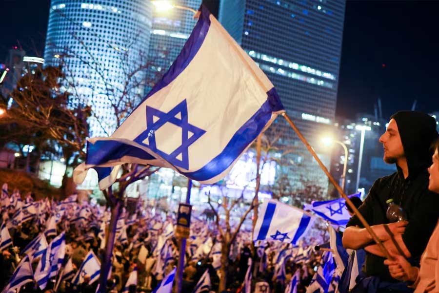 ইজ়রায়েলকে স্বতন্ত্র দেশ হিসাবে স্বীকৃতি দিয়ে আমেরিকা দ্বিতীয় বিশ্বযুদ্ধোত্তর দুনিয়ায় নিজেদের মুক্ত এবং উদার নীতির ধারক হিসাবে যেমন নিজেদের প্রতিষ্ঠিত করতে চেয়েছিল, তেমনই খনিজ তেলসমৃদ্ধ আরব দুনিয়ায় নিজের কর্তৃত্ব স্থাপন করতেও চেয়েছিল।