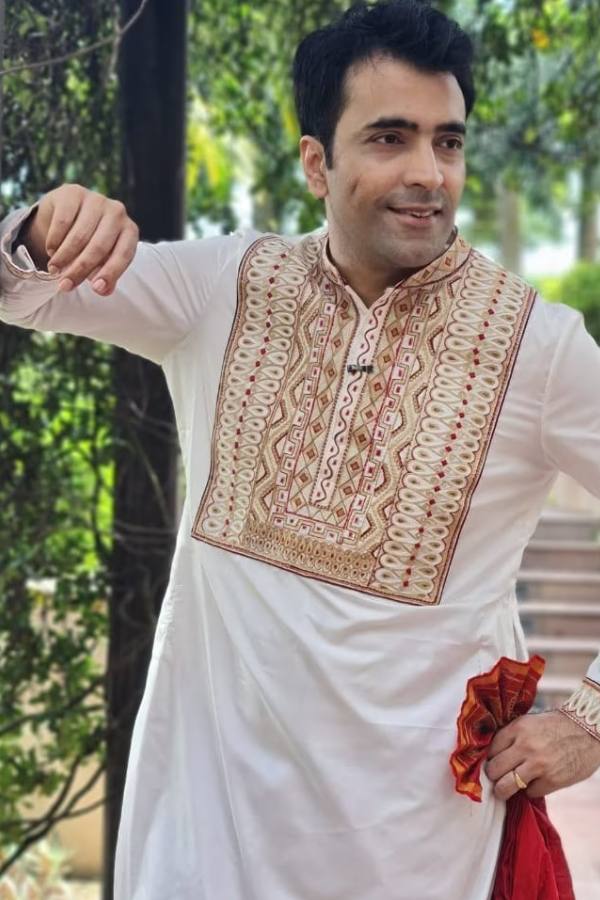 আংটি: হাতের আংটি কিন্তু বাড়াতে পারে আপনার সাজ পোশাকের কেতা। সে সোনা, রুপো হোক বা অন্য কিছুর। এমনকি আজকাল বাজারে চলতি মেটালের আংটিও কিন্তু বেশ ভাল। 