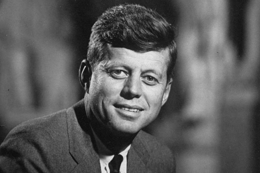 অবশ্য ইজ়রায়েলকে পশ্চিম এশিয়া জয়ের বাহন করতে চাইলেও, কখনও কখনও দর কষাকষির পাশেও হেঁটেছে আমেরিকা। যেমন ইজ়রায়েল পরমাণু শক্তিধর হওয়ার বাসনায় খানিক লাগাম পরিয়ে রাখতে সক্ষম হয়েছিলেন আমেরিকার প্রাক্তন প্রেসিডেন্ট জন এফ কেনেডি।