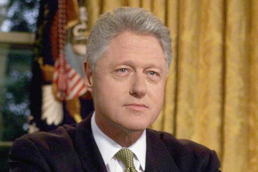 আবার আর এক প্রাক্তন প্রেসিডেন্ট বিল ক্লিন্টন আরব-ইজ়রায়েল সংঘাতে লাগাম পরাতে মুখোমুখি বৈঠকে বসিয়েছিলেন ইজ়রায়েলের প্রাক্তন প্রধানমন্ত্রী ইয়াৎজ়াক রবিন এবং প্যালেস্তাইন লিবারেশন অর্গানাইজ়েশন (পিএলও) প্রধান ইয়াসের আরাফতকে।