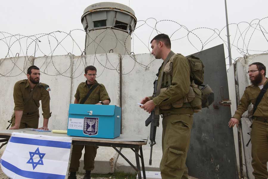 বারাক ওবামা প্রেসিডেন্ট হওয়ার পর আমেরিকার বিদেশনীতির ধারাবাহিকতা বজায় রেখেই তিনি ইজ়রায়েলের পাশে দাঁড়ান। পাশাপাশি এ-ও জানিয়ে দেন যে, বিতর্কিত ভূখণ্ড ওয়েস্ট ব্যাঙ্ক ‘জবরদখল’ করে রেখেছে ইজ়রায়েল।