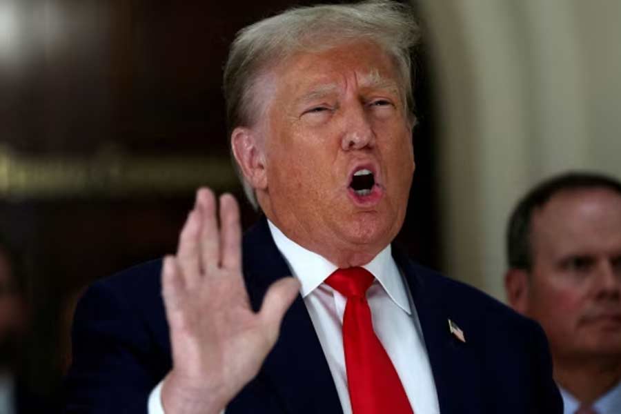 ডোনাল্ড ট্রাম্প অবশ্য ভারসাম্য রক্ষার কোনও চেষ্টাই করেননি। বরং ইজ়রায়েল-প্যালেস্তাইন সংঘাতকে আরও উস্কে দেন তিনি। ইজ়রায়েলের আমেরিকান দূতাবাসকে বিতর্কিত ভূখণ্ড জেরুসালেমে সরিয়ে নিয়ে আসেন।