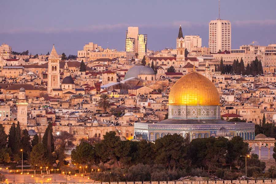 বার্তা স্পষ্ট যে, জেরুসালেম ইজ়রায়েলেরই অংশ। এর পাশাপাশি ট্রাম্পের আমলে খানিক আমেরিকার কূটকৌশলেই ইজ়রায়েলকে সার্বভৌম রাষ্ট্র হিসাবে স্বীকৃতি দেয় বাহরিন, সৌদি আরব আমিরশাহি। পরে স্বীকৃতি দেয় মরক্কো এবং সুদানও।