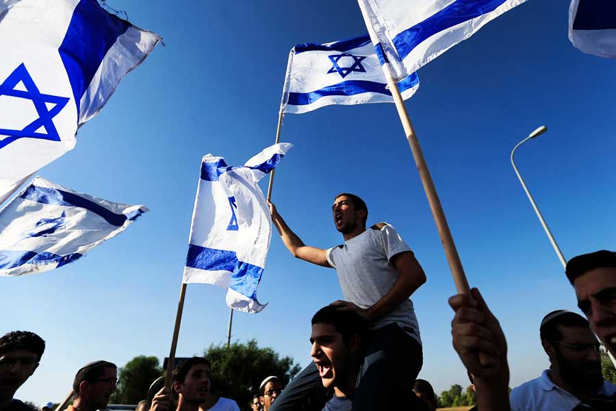 আরবভূমে খানিক অনাহূতের মতো প্রবেশ করার কারণেই নিরাপত্তা সংক্রান্ত ভীতি গোড়ার দিন থেকেই ইজ়রায়েলের সঙ্গী। আমেরিকার সঙ্গে সুসম্পর্ক রক্ষার দায় তাদের তরফেও ছিল।