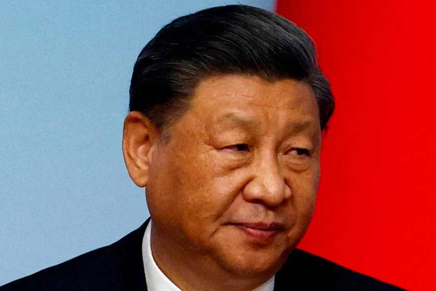 এহ বাহ্য যে, আরব জাতীয়তাবাদেও বড় ফাটল ধরেছে। অনমনীয়তা ছেড়ে সৌদি আরবের মতো দেশও ইজ়রায়েলের সঙ্গে বৈঠকে বসতে চাইছে। এখানেও নেপথ্যে সেই আমেরিকাই। ইরান আর সৌদিকে কাছাকাছি এনে এই অঞ্চলে ঢুকতে চাইছে চিনও।