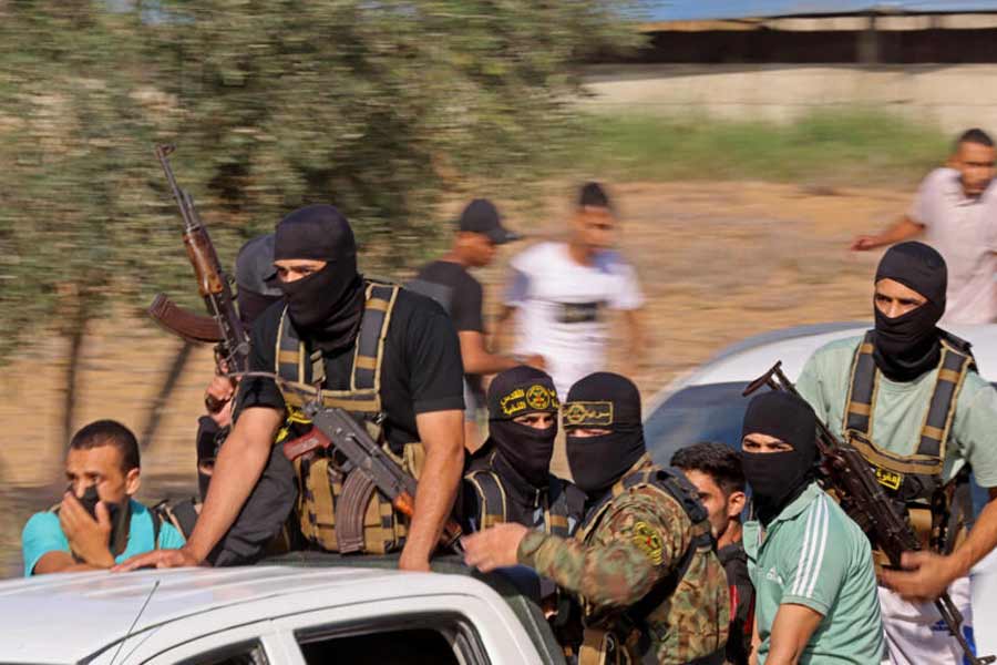 বলা হয় যে, রবিনের প্যালেস্তাইনের প্রতি নরম অবস্থান মেনে নেননি অনেকেই। আবার প্যালেস্তাইনেও আরাফতের তুলনায় নরম পথ মেনে নেয়নি অনেকেই। পিএলও-র জায়গায় এসেছে হামাস— যারা ইজ়রায়েল রাষ্ট্রটাকেই বিলোপ করার পক্ষপাতী।