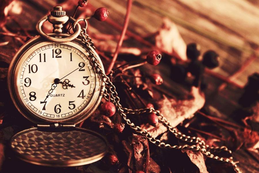 পকেট ঘড়ি: পাঞ্জাবির সঙ্গে হাত ঘড়ি তো সবাই পরেন। আপনি বরং আপনার সাজে আনুন নতুন চমক। হাতে নয় ঘড়ি রাখুন পকেটে। চেন দেওয়া পকেট ঘড়িগুলি কিন্তু আপনার কেতায় আনবে নতুনত্বের স্বাদ। 