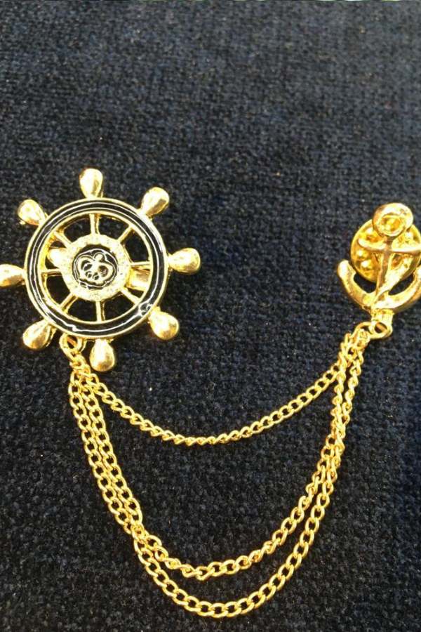 চেন সমেত ব্রোচ: চেন ছাড়া ব্রোচ তো পরেন। এ বার পরে দেখতে পারেন চেন দেওয়া ব্রোচ। পাঞ্জাবি বা জহর কোটের উপরে এই গয়না পরলে সাজও হয়ে উঠবে জমকালো।  