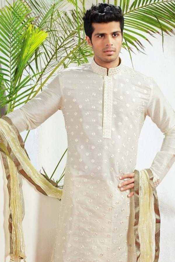 বালা: হাতে বালা পরলে কিন্তু ছেলেদের বেশ মানায়। কনুই অবধি গোটানো পাঞ্জাবির হাতা এবং যে কোনও একটি হাতে একটি লোহার বালা। সঙ্গে যদি দৃশ্যমান থাকে আপনার হাতের পেশির তা হলে তো কথাই নেই। 