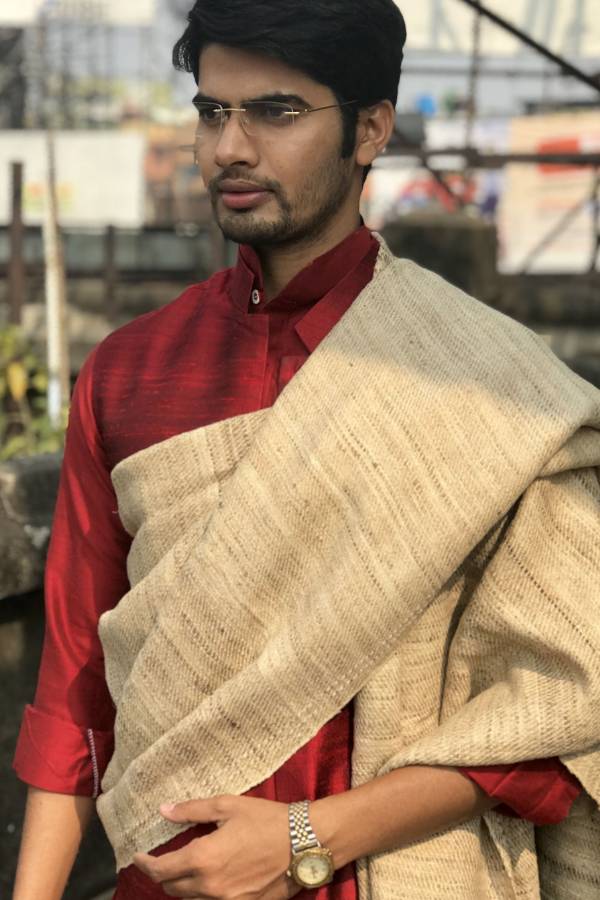 তা হলে এ বারের পুজোয় ছক ভাঙা সাজে ধরা দেবেন নাকি?  পাঞ্জাবি আর সঙ্গে গয়নায় মাতিয়ে দিন আপনার অষ্টমীর লুক।