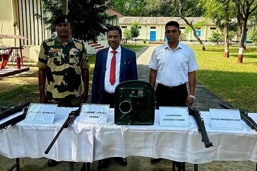 অস্ত্র হস্তান্তরের সময় রাজ্যের সরকারি ট্রাস্টি বিপ্লব রায়।