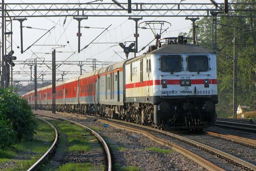 Unruly passenger in Rajdhani Express started firing