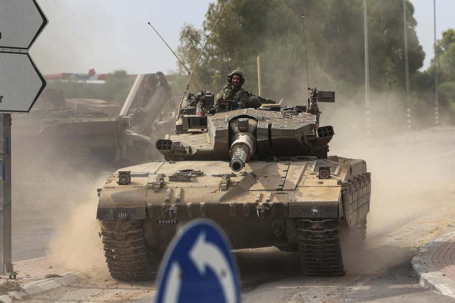 সপ্তম দিনে পা দিল ইজ়রায়েল এবং প্যালেস্তাইনের সশস্ত্র বাহিনী হামাসের সংঘাত। সংঘর্ষের ষষ্ঠ দিনে ইজ়রায়েলি সেনা জানিয়েছে, প্যালেস্তাইনের সশস্ত্র বাহিনী হামাসের সঙ্গে সংঘাতে এখন পর্যন্ত সে দেশের ১,২০০ নাগরিক মারা গিয়েছেন। তাঁদের মধ্যে ১৮৯ জন সেনা। গাজ়ার প্রশাসন জানিয়েছে, সেখানে মৃত্যু হয়েছে ১,৩০০ জনের।