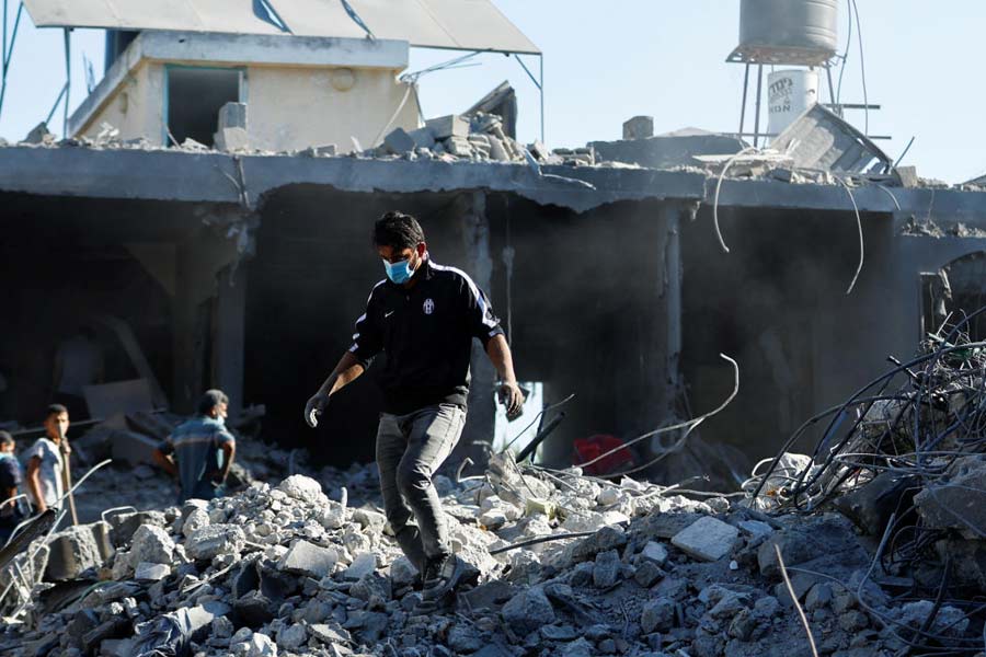  হামাসের হামলার পাল্টা আক্রমণ শুরু করেছে ইজ়রায়েলও। ইজ়রায়েলের দাবি, ইতিমধ্যেই তারাও হামাস বাহিনীর ১৫০০ জনকে খতম করেছে। ইজ়রায়েলের ক্ষেপণাস্ত্রে আঘাতে গাজ়ার বেশ কয়েকটি গুরুত্বপূর্ণ ভবন ধ্বংসস্তূপে পরিণত হয়েছে।