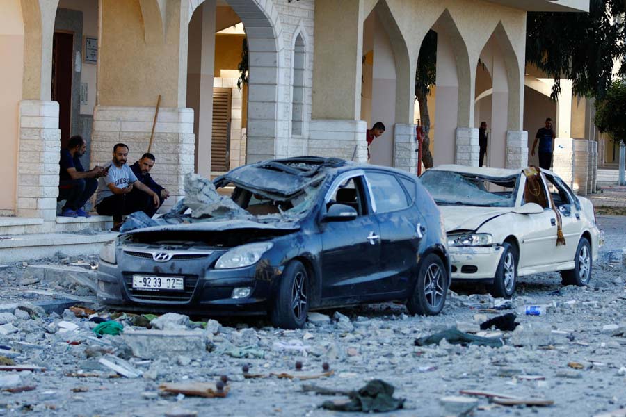 তবে ইজ়রায়েলের সামরিক বাহিনী গাজ়ায় প্রবেশ করলে সমূহ বিপদের মুখোমুখি হতে হবে গাজ়ার সাধারণ মানুষকে। মৃত্যুপুরীতে পরিণত হবে গাজ়া।