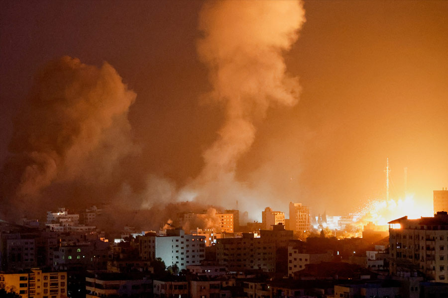 হামাসের পাশে দাঁড়িয়েছে ইয়েমেন, কাতার, আফগানিস্তান, লেবাননও। এর মধ্যে শেষোক্ত দেশটির জঙ্গি সংগঠন হেজ়বুল্লা সরাসরি হামাসের সঙ্গে হাত মিলিয়ে ইজ়রায়েলের বিরুদ্ধে লড়াইয়ে নেমেছে। সিরিয়াও পাশে দাঁড়িয়েছে হামাসের। উল্লেখ্য যে, ইজ়রায়েলকে সিরিয়া, হামাস এবং হেজ়বুল্লা— এই তিন বাহিনীর সঙ্গেই লড়তে হচ্ছে।