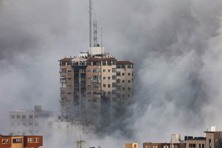 আরব দেশগুলির এই অবস্থানের মধ্যে বিশেষ কোনও চমক কিংবা অভিনবত্ব নেই। কারণ, আরব-প্যালেস্তাইন সংঘাতের গোড়ার দিন থেকেই অখণ্ড আরব জাতীয়তাবাদে ভর করে ইজ়রায়েলি ‘আগ্রাসনে’র বিরোধিতা করে এসেছে উপরিউক্ত দেশগুলি।