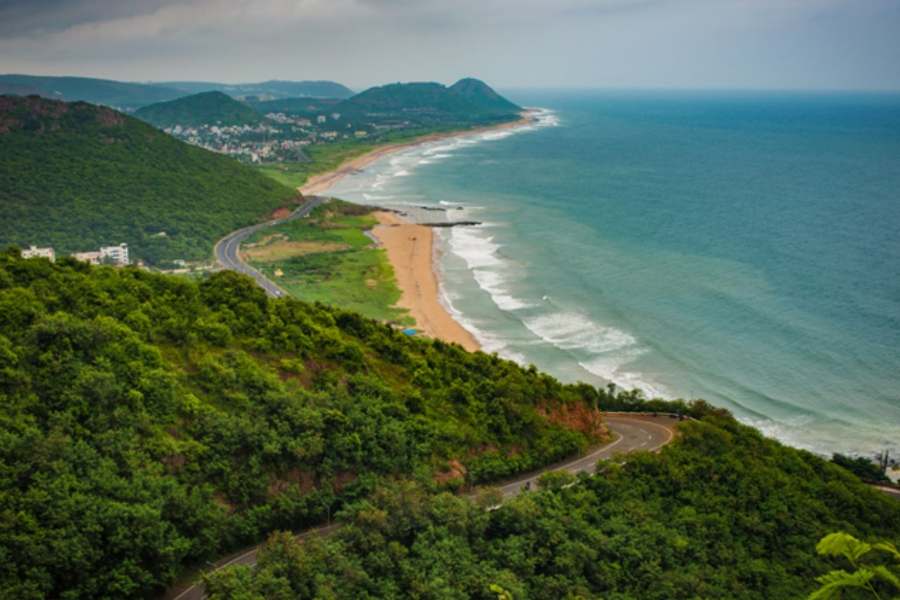 পাহাড় আর সমুদ্র এক সঙ্গে যাঁরা উপভোগ করতে ভালবাসেন ঋষিকোন্ডা বিচ তাঁদের জন্য আদর্শ পর্যটন কেন্দ্র। দেশি-বিদেশি অসংখ্য দম্পতিদের ভিড় ঋষিকোন্ডা সৈকতে বছরভর লেগেই থাকে। এর শান্ত নিরিবিলি পরিবেশ ও নির্জনতায় দিনভর কাটালেও এতটুকু একঘেঁয়ে লাগে না। 