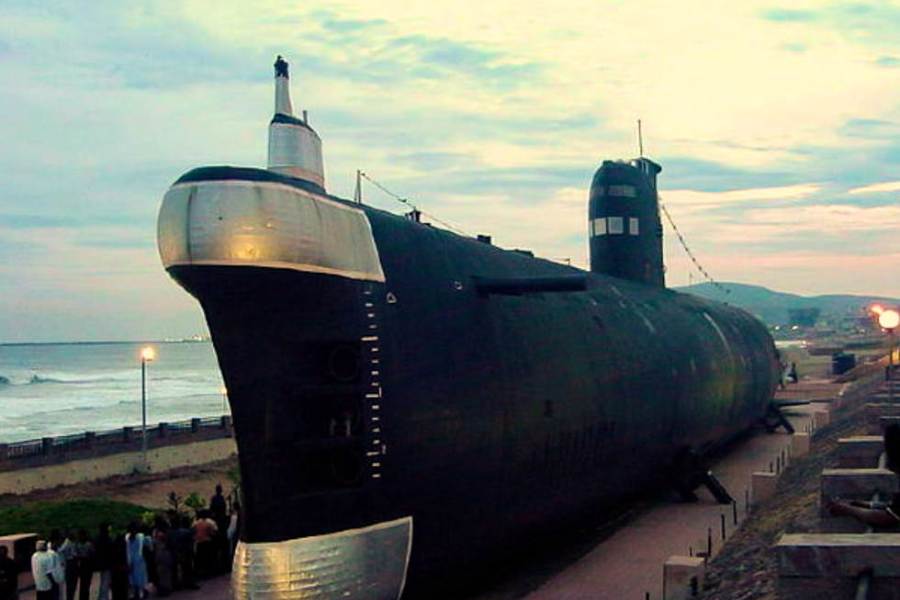 রামকৃষ্ণ বিচের পাশেই রাখা রয়েছে সাবমেরিন আইএনএস কুরোসওয়া। ডুবো জাহাজের ভেতরটা কেমন রহস্যময়, টিকিট কেটে দেখে নিতে পারেন। এ ছাড়াও অবশ্য দ্রষ্টব্য মৎসদর্শিনী। মাছের মিউজিয়াম। সমুদ্রের একদম তলদেশে থাকা, নাম না জানা, নানা রকমের মাছেদের নিয়ে তৈরি একটা আস্ত মিউজিয়াম।