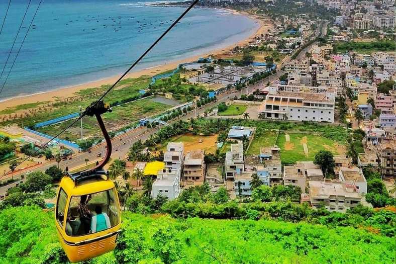 এখান থেকে রোপওয়ে চেপে ঘুরে এবং দেখে আসতেই হবে পাহাড়ের চুড়োয় অবস্থিত কৈলাসগিরি মন্দির। এক দিন বাড়তি থেকে ঘুরে আসতে পারেন সীমাচলম-ও। সীমাচলম মন্দির এ দেশের একমাত্র দেবত্বস্থান, যেটা একই সঙ্গে পীঠস্থান ও জ্যোতির্লিঙ্গস্থান! 