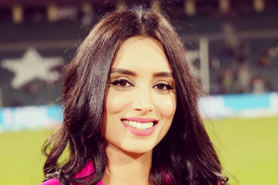 নাম জয়নব অব্বাস। যাঁরা ক্রিকেট সম্পর্কে খবর রাখেন, তাঁদের কাছে জয়নব পরিচিত মুখ। এই সে দিনও তাঁকে নিয়ে একটি ভিডিয়ো ভাইরাল হয়েছিল।