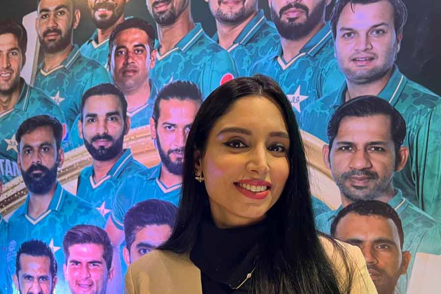 পাকিস্তানের এই ক্রীড়া সঞ্চালক অবশ্য এই প্রথম বিতর্কে জড়ালেন, এমন নয়। এর আগে নিজের দেশেও প্রত্যাখ্যানের মুখে পড়তে হয়েছে তাঁকে। শুধু মহিলা বলে তাচ্ছিল্যের স্বীকারও হয়েছেন। 