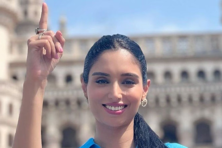 ফিরে যাওয়ার পর তিনি সমাজমাধ্যমে একটি জবাব দেন। লেখেন, ‘‘ভারতে থাকাকালীন সকলের সঙ্গে খুব ভাল সময় কাটিয়েছি। আমাকে সকলে আপন করে নিয়েছিল। নিজের দেশেই ছিলাম মনে হয়েছে। আমাকে ভারত থেকে বার করে দেওয়া হয়নি। কেউ চলেও যেতে বলেনি। যদিও সমাজমাধ্যমে যে ভাবে যে প্রতিক্রিয়া পাচ্ছিলাম, সেটা ভয়ঙ্কর। আমার পরিবার বা আমার কোনও ক্ষতি করার কথা ওঠেনি, কিন্তু আমি ভয় পেয়ে গিয়েছিলাম। সেই কারণে আমার নিজের জন্য একটু সময় দরকার ছিল।’’