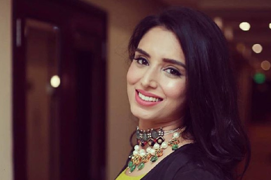 জয়নবের বাবা নাসির আব্বাস পাকিস্তানের ঘরোয়া ক্রিকেটে খেলেছেন দীর্ঘ দিন। তাঁর মা আন্দলীব আব্বাস রাজনীতির সঙ্গে যুক্ত। ইমরান খানের পাকিস্তান তেহরিক-ই-ইনসাফ দলের নেত্রী তিনি। সাংসদ হিসাবেও নির্বাচিত হয়েছিলেন জয়নবের মা। 