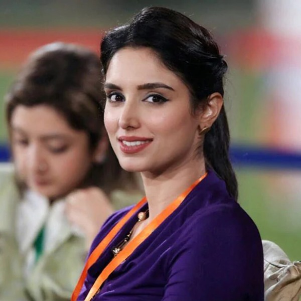 এর পর ওই চ্যানেলটির স্থায়ী সঞ্চালিকা হিসাবে কাজ শুরু করেন জয়নব। টেন স্পোর্টস, সোনি এবং স্টার স্পোর্টসের মতো চ্যানেলেও কাজ করেছেন। একাধিক পাক তারকা ক্রিকেটারের সাক্ষাৎকার নিয়ে রাতারাতি বিখ্যাত হয়ে উঠেছেন তিনি।