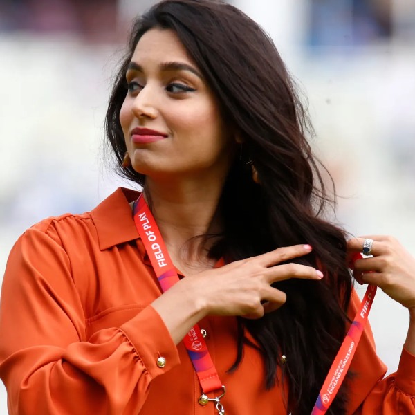 ক্রিকেট ম্যাচের বাউন্ডারি লাইনে দাঁড়িয়ে থাকা জয়নব এক ফিল্ডারের লাথি খেয়ে মাঠের মধ্যেই পড়ে গিয়েছিলেন। মজার মুহূর্ত! বিভিন্ন স্পোর্টস চ্যানেল তাদের সমাজমাধ্যমে দৃশ্যটি পোস্ট করে। হাসিখুশি পাক ক্রীড়া সঞ্চালক নিজেও সেই মজায় যোগ দেন। 