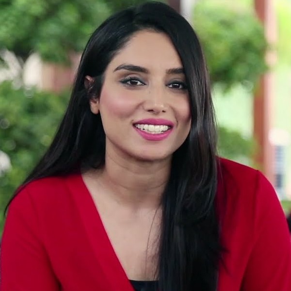 আবার গত টি-২০ বিশ্বকাপেও খোদ পাকিস্তান দলের কোচ তাঁকে অপমান করেছিলেন বলেও মন্তব্য করেছিলেন তাঁর ভক্তরা। বিশ্বকাপের সেমিফাইনালে পাকিস্তান নিউ জ়িল্যান্ডকে হারানোর পর পাক বোলিং কোচ শন টেটের সঙ্গে মাঠেই কথা বলতে গিয়েছিলেন জয়নব। সিডনির মাঠে টেটকে বার বার পিছন দিক থেকে ডাকছিলেন জয়নব। কিন্তু সেই ডাক শুনেও তাঁর দিকে ফিরে তাকাননি পাকিস্তানে ওই অস্ট্রেলিয়ান কোচ। 