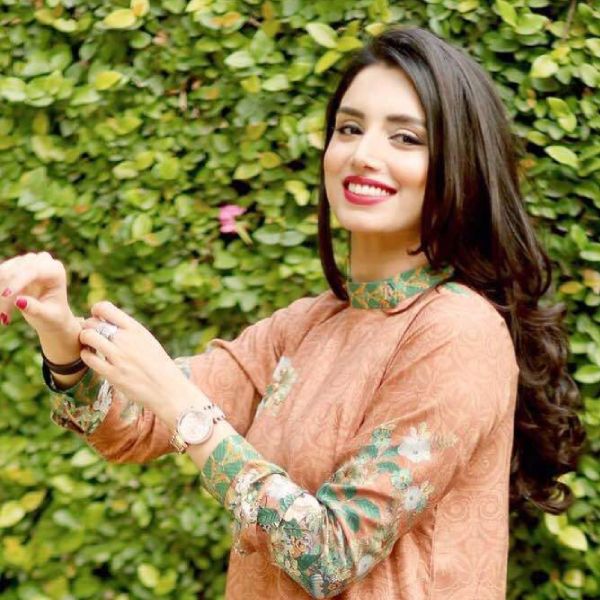 পাকিস্তানের এই লাস্যময়ী ক্রীড়া সঞ্চালিকা একটা নিজের স্টুডিও তৈরি করে মেকআপ আর্টিস্টের কাজ করতেন। তিনি নিজেও পরে মডেলিং করেছেন। 