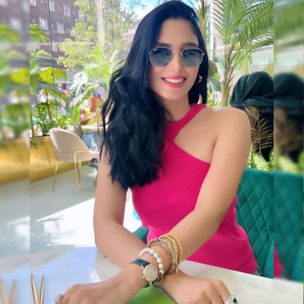 ভারতের ডিজ়াইনার মণীশ মালহোত্রের ফ্যাশন শোয়ে র‌্যাম্পে হেঁটেছে জয়নব। সিনেমায় অভিনয় করার প্রস্তাবও এসেছিল তাঁর কাছে।   