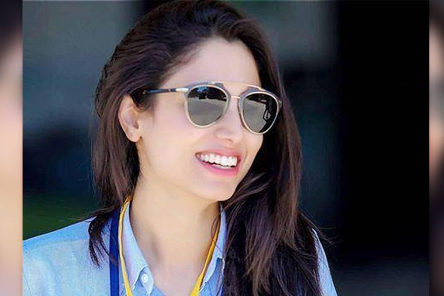 যদিও জয়নব তাঁর প্রথম ভালবাসা ক্রিকেট ছেড়ে অন্য পেশায় যাননি। ২০১৫ সাল থেকে ক্রিকেট সঞ্চালনা শুরু করেন। ২০১৯ সালের বিশ্বকাপে পাকিস্তানের প্রথম মহিলা সাংবাদিক এবং ধারাভাষ্যকার হিসাবে দেখা যায় জয়নবকে।