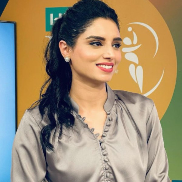 বহু পাক সংবাদপত্রে খেলার পাতায় নিয়মিত কলামও লেখেন জয়নব। তবে এর পরও শুধু মহিলা সাংবাদিক বলে তাঁকে সাক্ষাৎকার দিতে চাননি তাঁরই দেশের এক ক্রিকেটার।