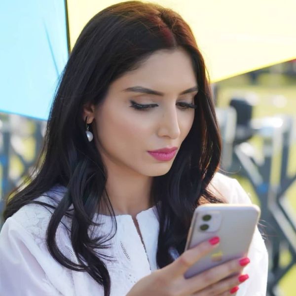 কর্মক্ষেত্রে একাধিক স্বীকৃতি পাওয়া এই সঞ্চালিকা অবশ্য এখন কাজ ছেড়ে নিজের সঙ্গে সময় কাটাতে ব্যস্ত । তবে ভারতীয়দের কাছে তিনি ক্ষমা চেয়েছেন। বলেছেন, ‘‘আমার কথায় যাঁরা আঘাত পেয়েছেন, তাঁদের কাছে আমি ক্ষমাপ্রার্থী। আমি এক সময়ে যা লিখেছিলাম, তা আজকের আমি হলে কখনওই মেনে নিতাম না। আমি এখন একজন অন্য মানুষ। আশা করব সবাই ভাল থাকবেন।’’