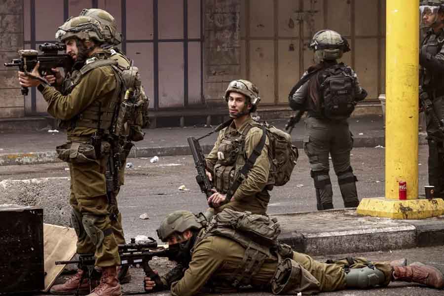 আমেরিকার সংবাদমাধ্যম সিএনএন-এর দাবি, গাজ়া-ইজ়রায়েল সীমান্তবর্তী অ্যারেজ ক্রসিং থেকে মাত্র কয়েক কিলোমিটার দূরে প্রায় দু’বছর ধরে চলেছিল হামাস কমান্ডোদের এই অনুশীলন পর্ব। কিন্তু ঘুণাক্ষরেও তা টের পায়নি ইজ়রায়েলের বিশ্বখ্যাত গুপ্তচর সংস্থা মোসাদ! 