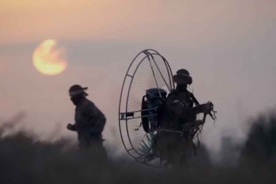 হামাস প্রকাশিত আর একটি ভিডিয়োতে দেখা গিয়েছে, তাদের যোদ্ধাদের প্যারাগ্লাইডিং উড়ান এবং অবতরণ অনুশীলন। ইজ়রায়েল ফৌজের বানানো ‘স্মার্ট ফেন্স’ এড়িয়ে হামলা চালানোর জন্য গত ৭ অক্টোবর হামাসের একটি বাহিনী প্যারাগ্লাইডারেরও সাহায্য নিয়েছিল।