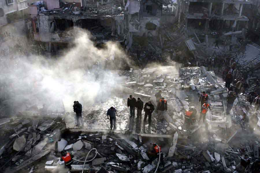 ১৯৭৩ সালের ৬ অক্টোবর ইহুদিদের সবচেয়ে পবিত্র দিন ইয়ম কিপুর দিনে অতর্কিত হানায় ইজ়রায়েলকে বিপাকে ফেলেছিল আরব দেশগুলির জোট। অর্ধ শতক পরের অতর্কিত হামলায় ইহুদি জনগোষ্ঠীর মনে সেই ভয়াবহ স্মৃতিই ফিরিয়ে এনেছেন আল-কাসাম কমান্ডার দেইফ। ঘটনাচক্রে, যিনি এক জন প্রতিবন্ধী।